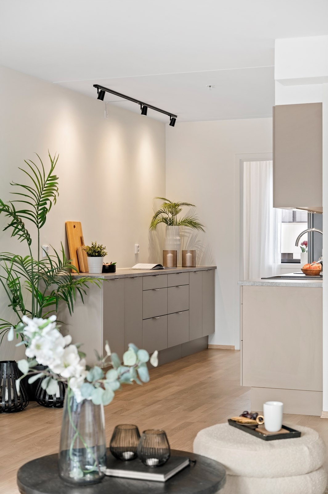 Kjøkkenet er stilrent med god oppbevaringsplass i skuffer og skap som gjør det enkelt å holde orden. Galleribilde