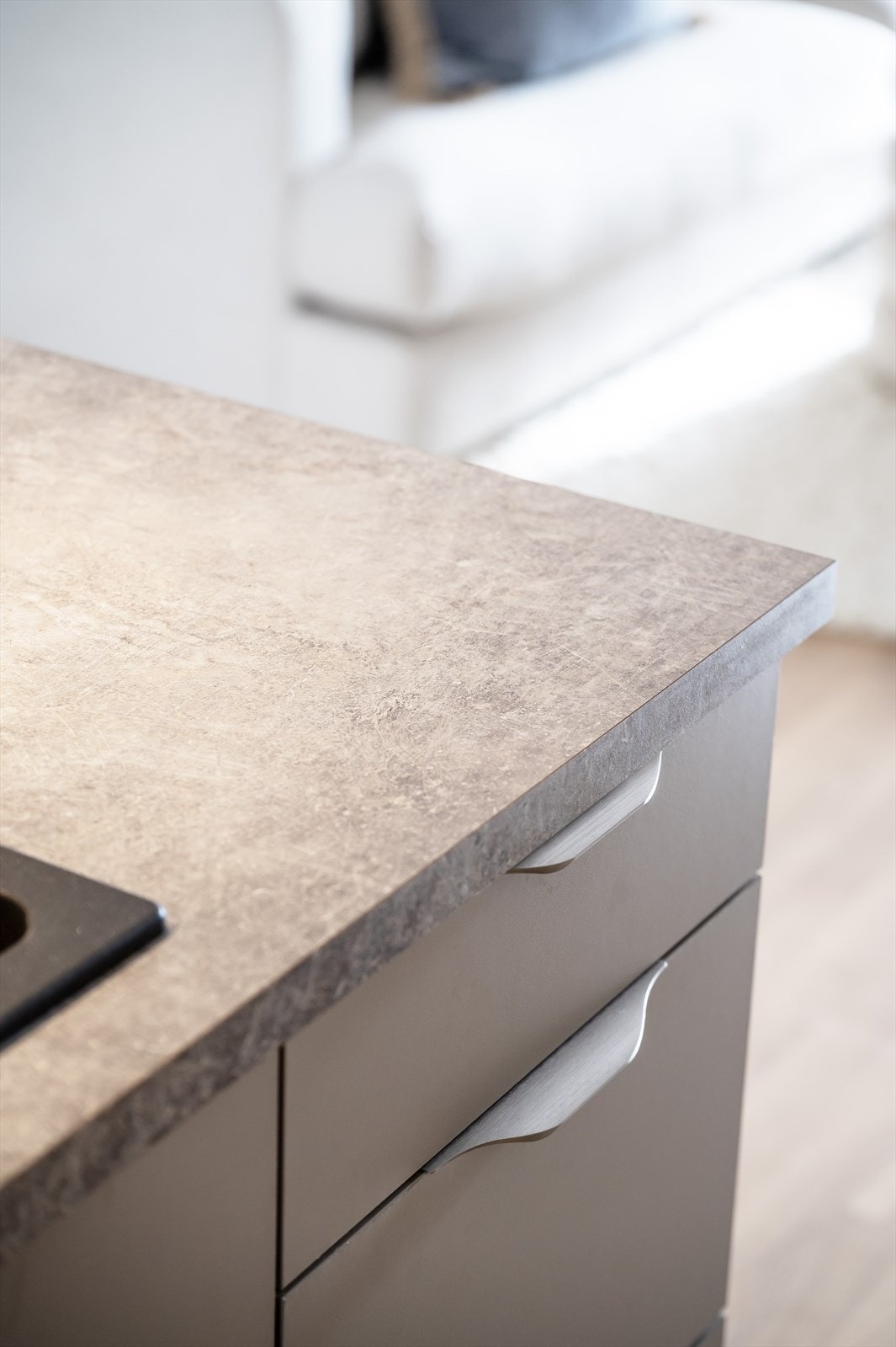 Det er gjort flere gjennomtenkte tilvalg som gir både økt funksjonalitet og et ekslusivt preg. Herunder utvidet underskap og benkeplate, samt vask i sort kompositt. Galleribilde