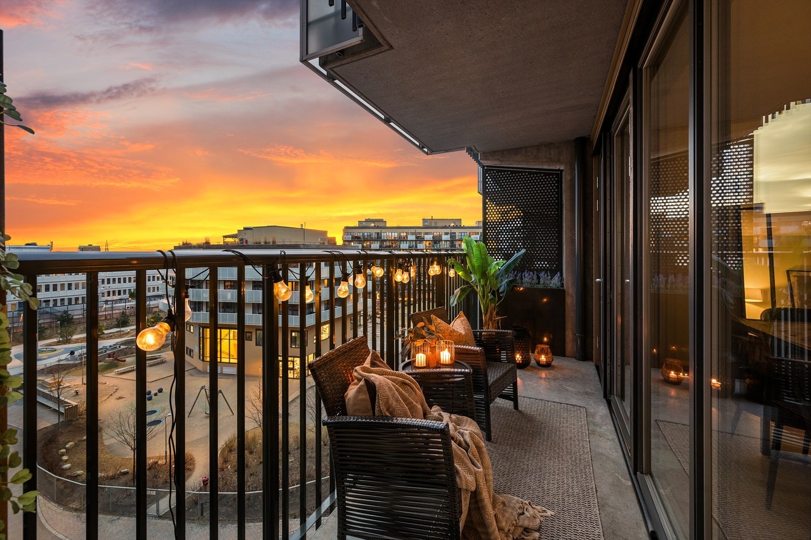 Herlig, stemningsrik følelse og utsikt på balkongen på kveldstid. Galleribilde