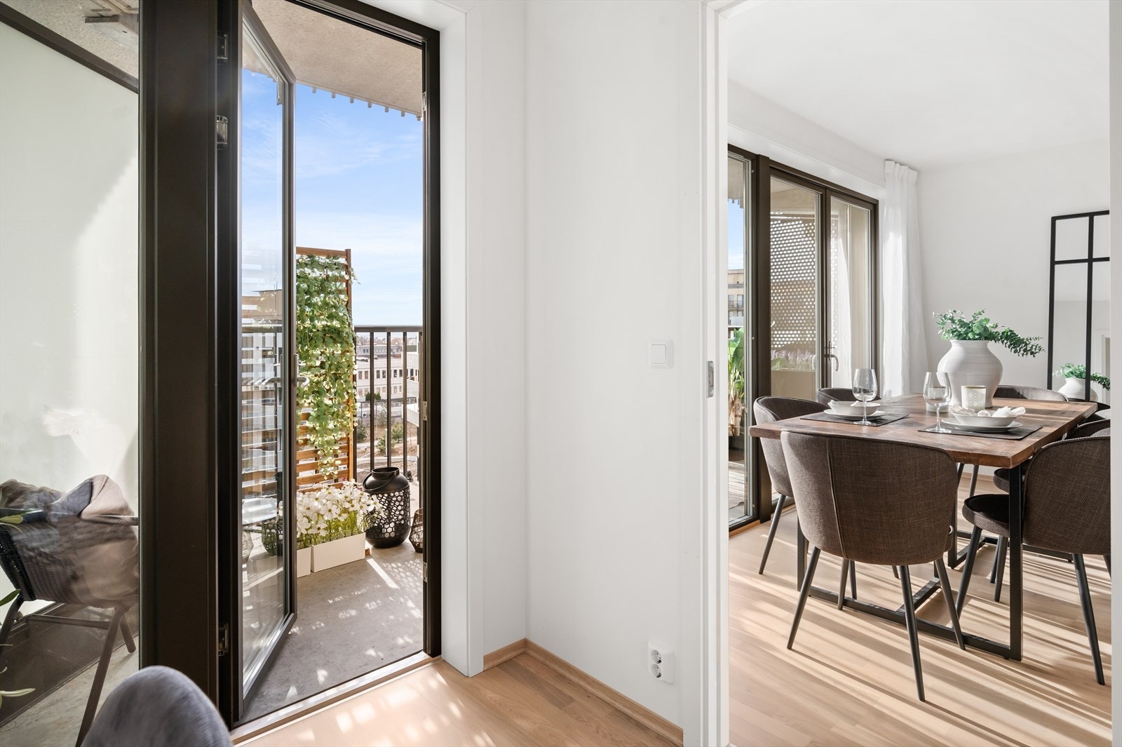 Balkongen kan også nås fra leilighetens tredje soverom, noe som gir ekstra fleksibilitet og komfort. Galleribilde