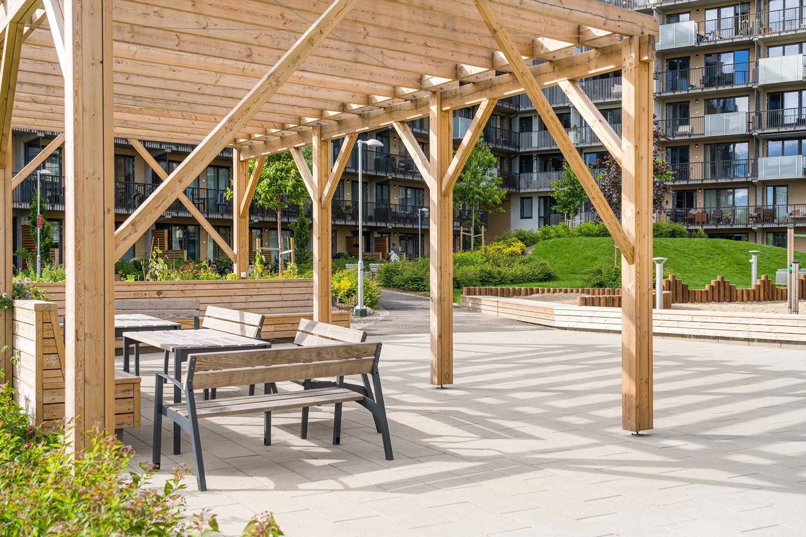 I bakgården er det opparbeidet sittegrupper, grønn beplantning og lekeområder til barn. Galleribilde