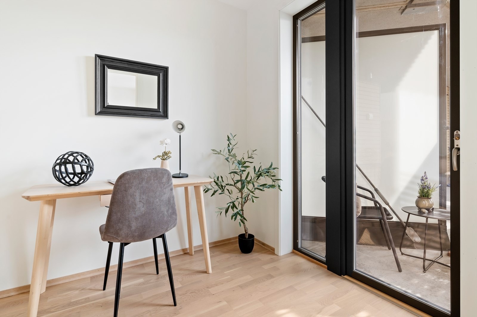 De store vindusflatene gir rikelig med lysinnslipp. Galleribilde