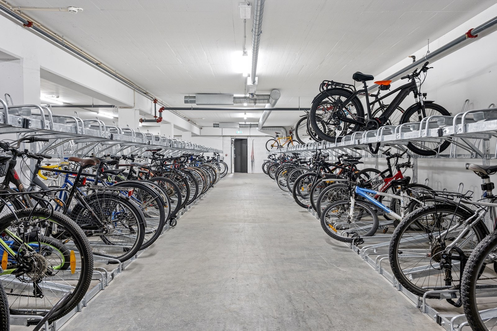 Sykkelparkering i låst rom som er til felles bruk. Galleribilde