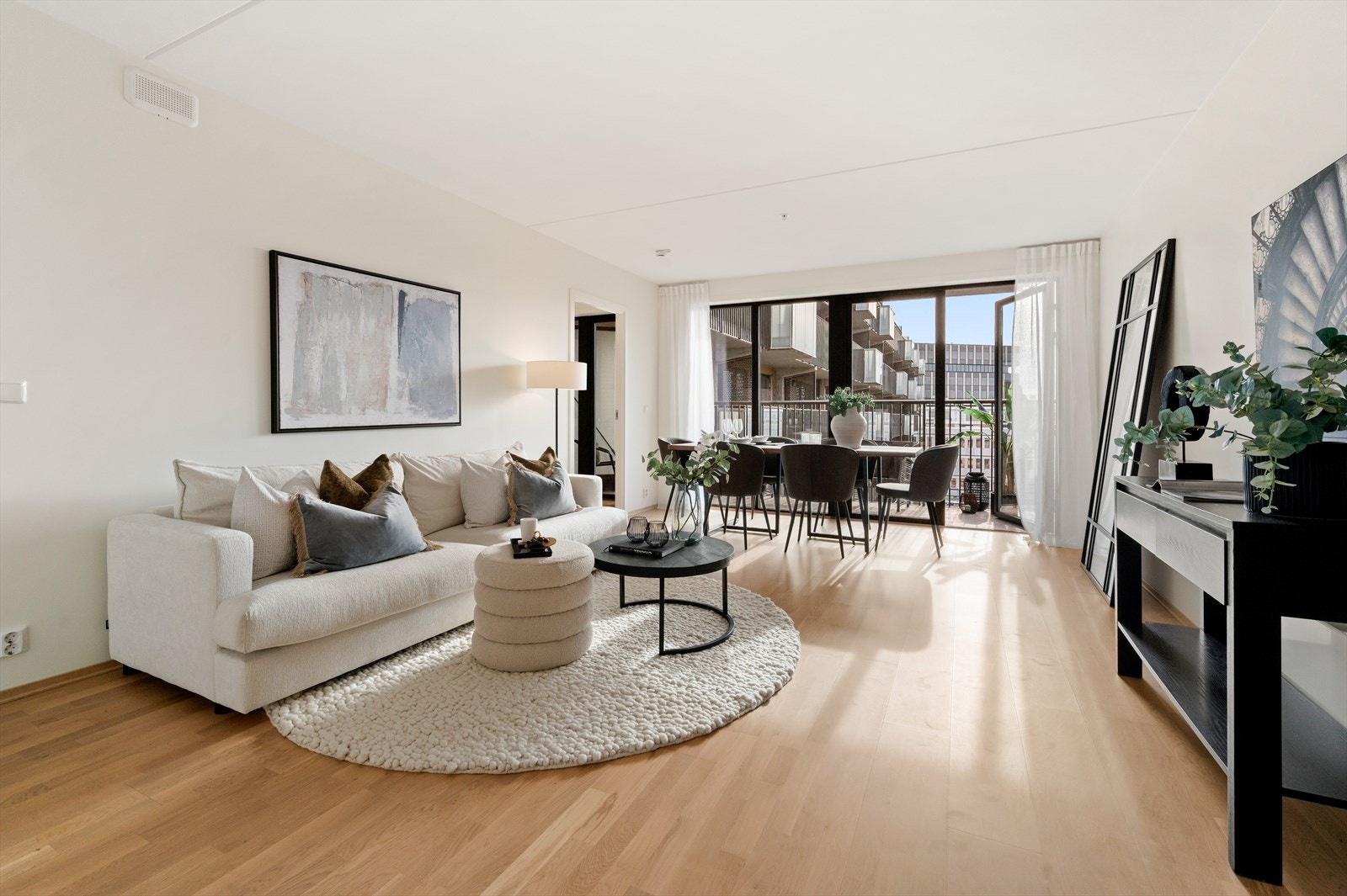 Dette er en lekker og lys 4- roms leilighet med store vindusflater med gjennomgående god standard og solrik balkong. Galleribilde