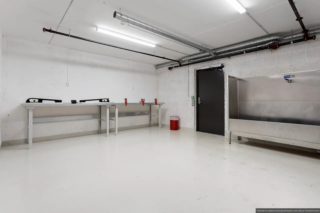 Her er alt gjennomtenkt med felles smørebod, vask og reparasjonsbod. Galleribilde