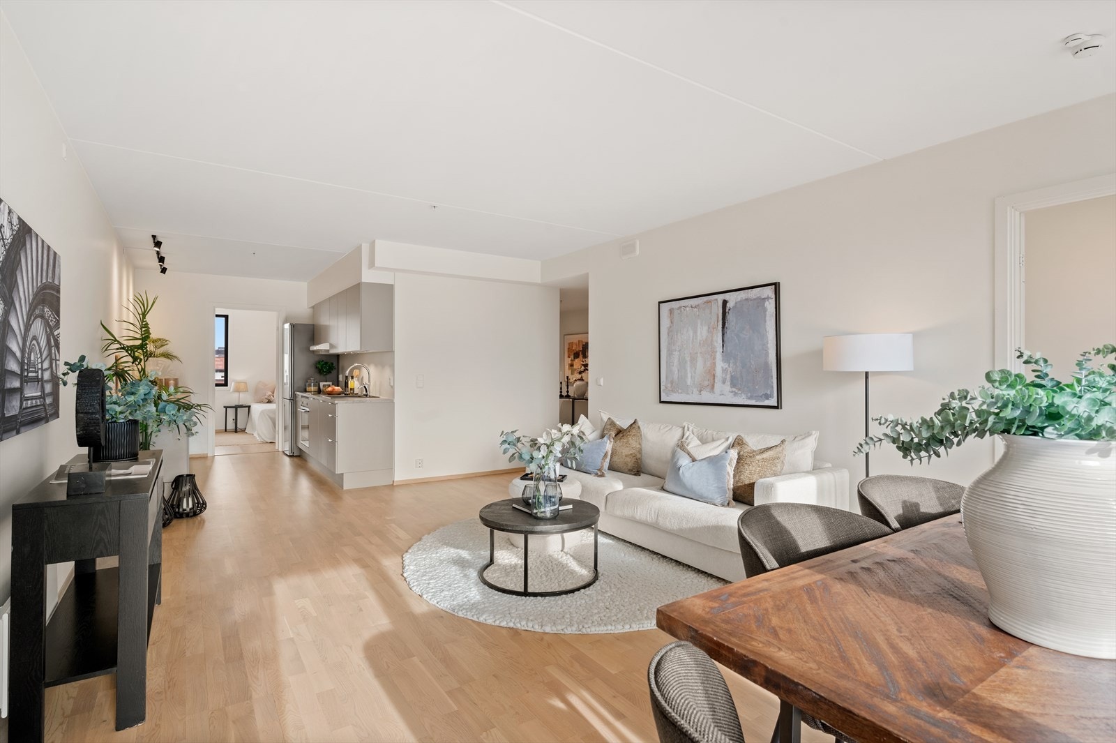 Den åpne stue - og kjøkkenløsningen er en drøm og inviterer til sosiale stunder sammen med familie og gode venner. Galleribilde