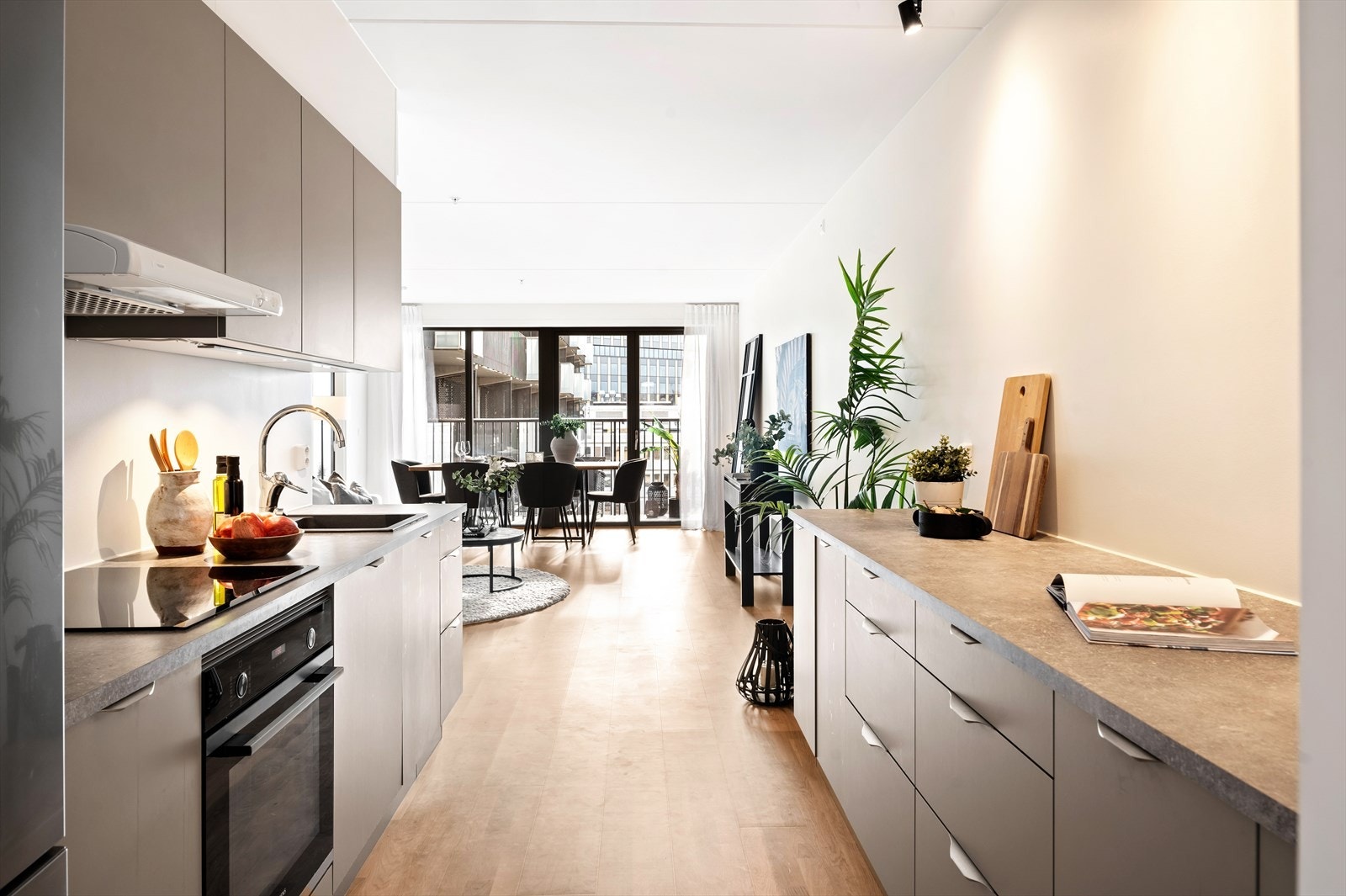 Her finner du nedfelt oppvaskkum med et greps armatur og ventilator montert over koketopp, tilkoblet byggets felles avtrekksanlegg. Galleribilde