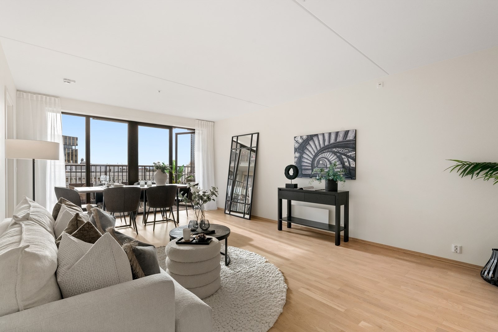 Takhøyde vinduer sørger for svært gode lysforhold. Galleribilde