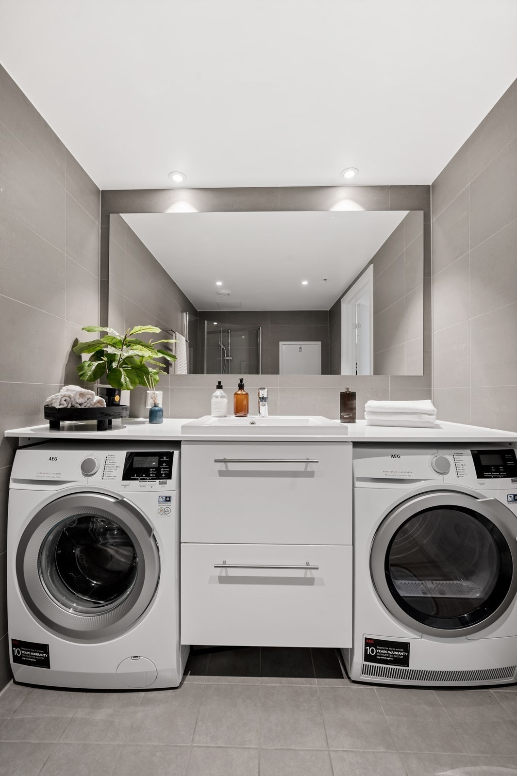 Under benkeplaten er det plass til både vaskemaskin og tørketrommel. Galleribilde