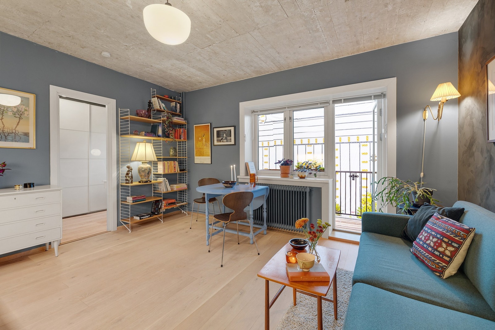 Store vindusflater slipper inn rikelig med naturlig lys Galleribilde