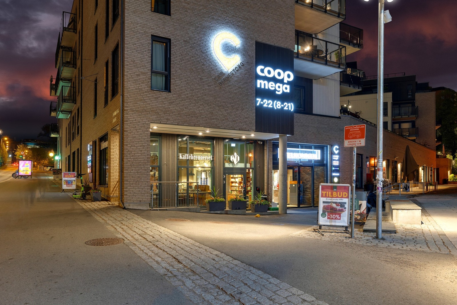 Carl Berner Torg med blant annet Coop Mega, post i butikk, apotek og Kaffebrenneriet - Carl Bernerpassasjen litt nærmere har i tillegg vinmonopol, frisør og hudpleier Galleribilde
