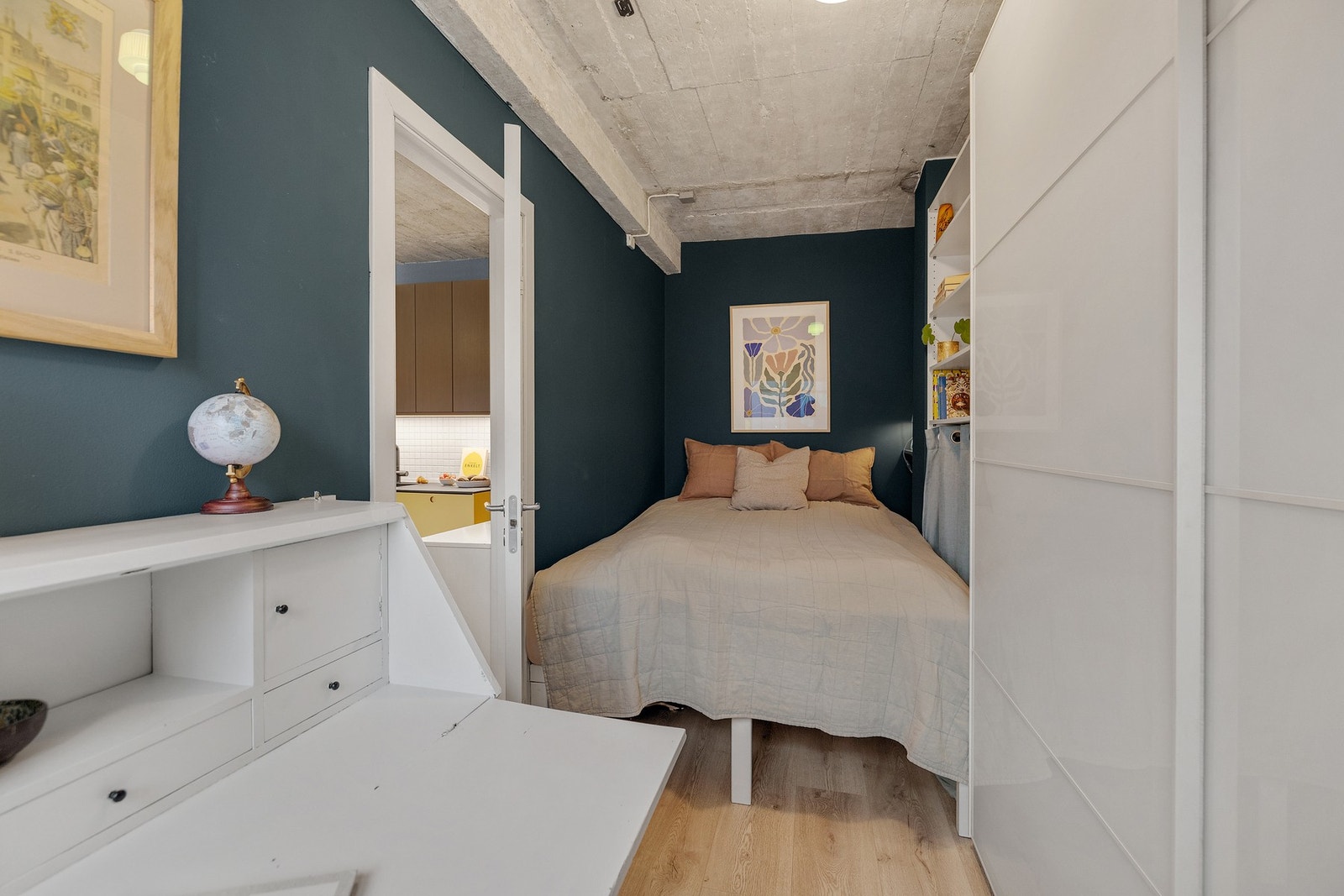 Soverom med plass til dobbeltseng Galleribilde