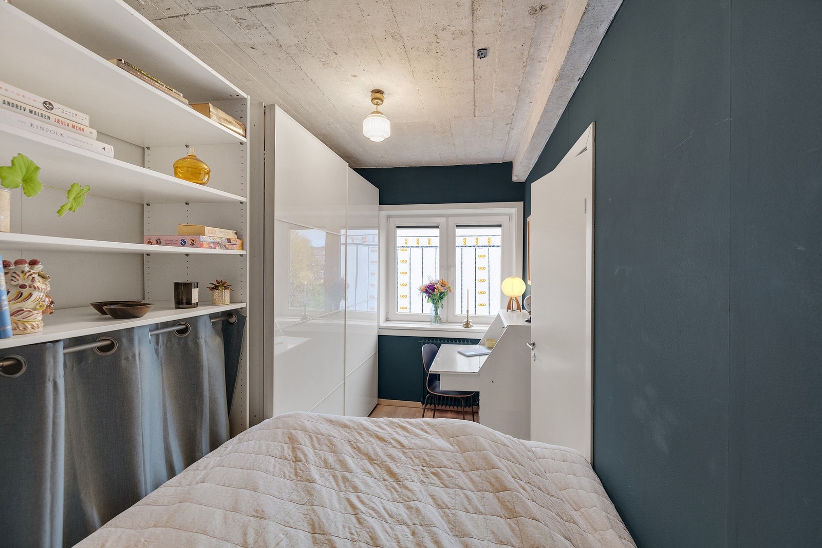 Stor skyvedørsgarderobe og smarte løsninger for oppbevaring Galleribilde