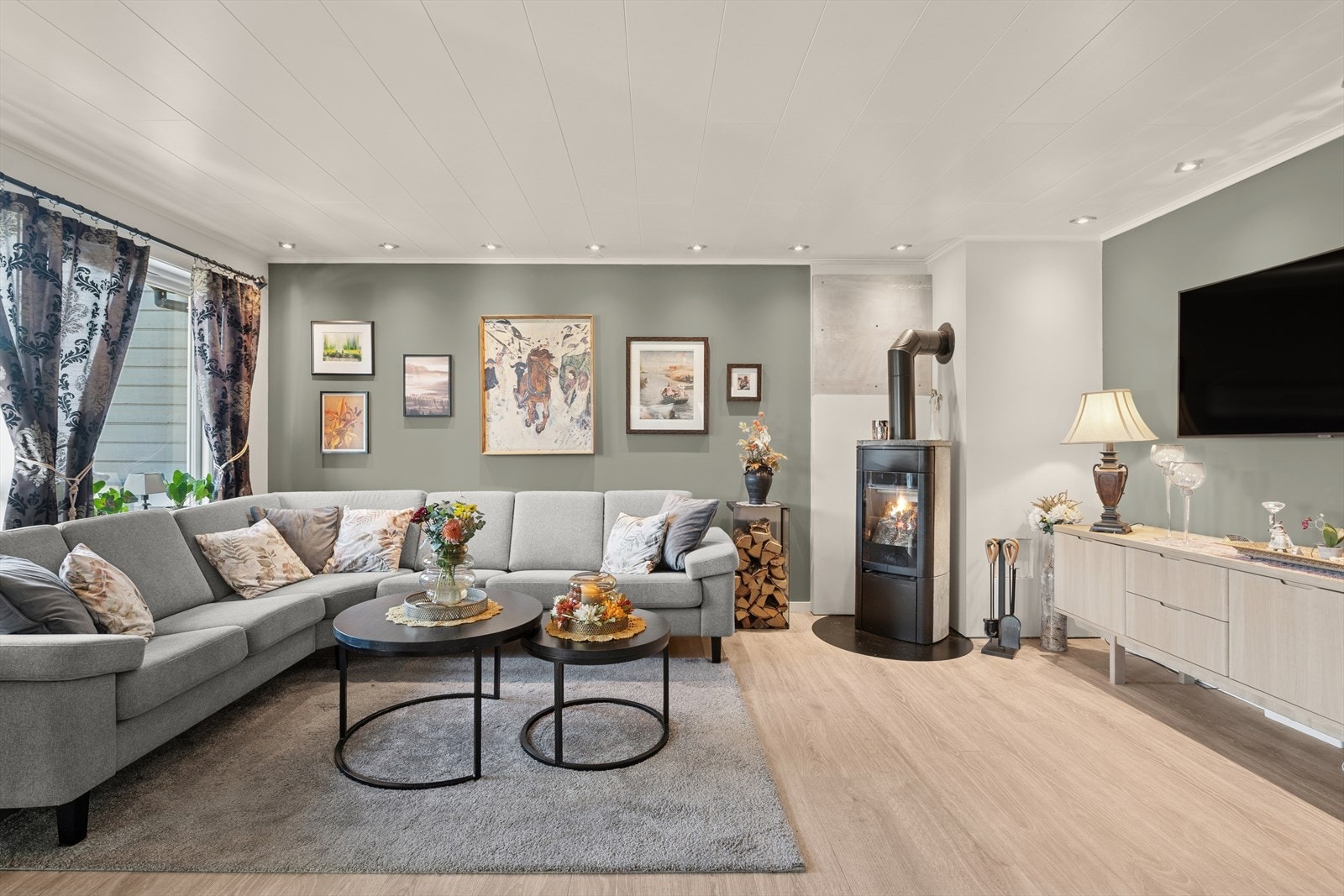 I stuen har du vedovn for de ekstra kalde dagene Galleribilde