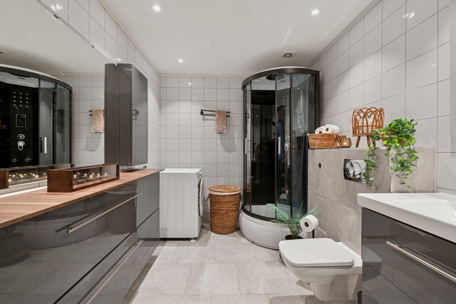 Stort og fint baderom med opplegg for vaskemaskin Galleribilde