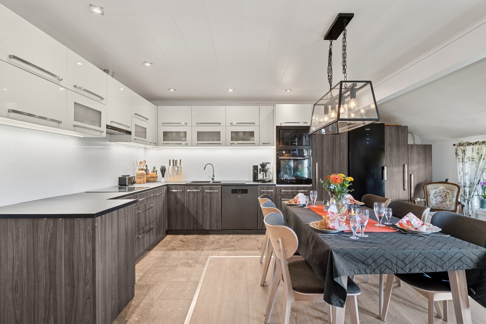 Pent og praktisk kjøkken med integrerte hvitevarer Galleribilde