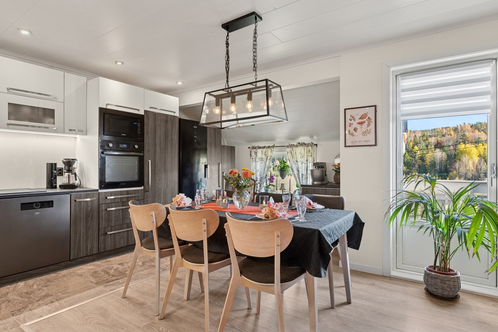 Det er åpen løsning mellom stue og kjøkken Galleribilde