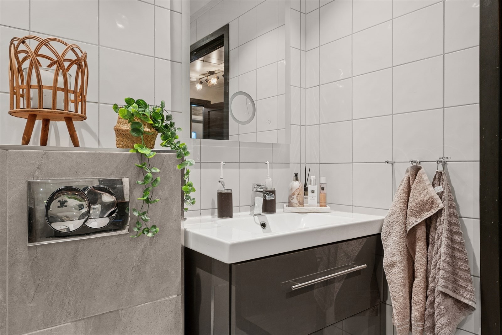 Badet har fliser på gulv og vegger Galleribilde