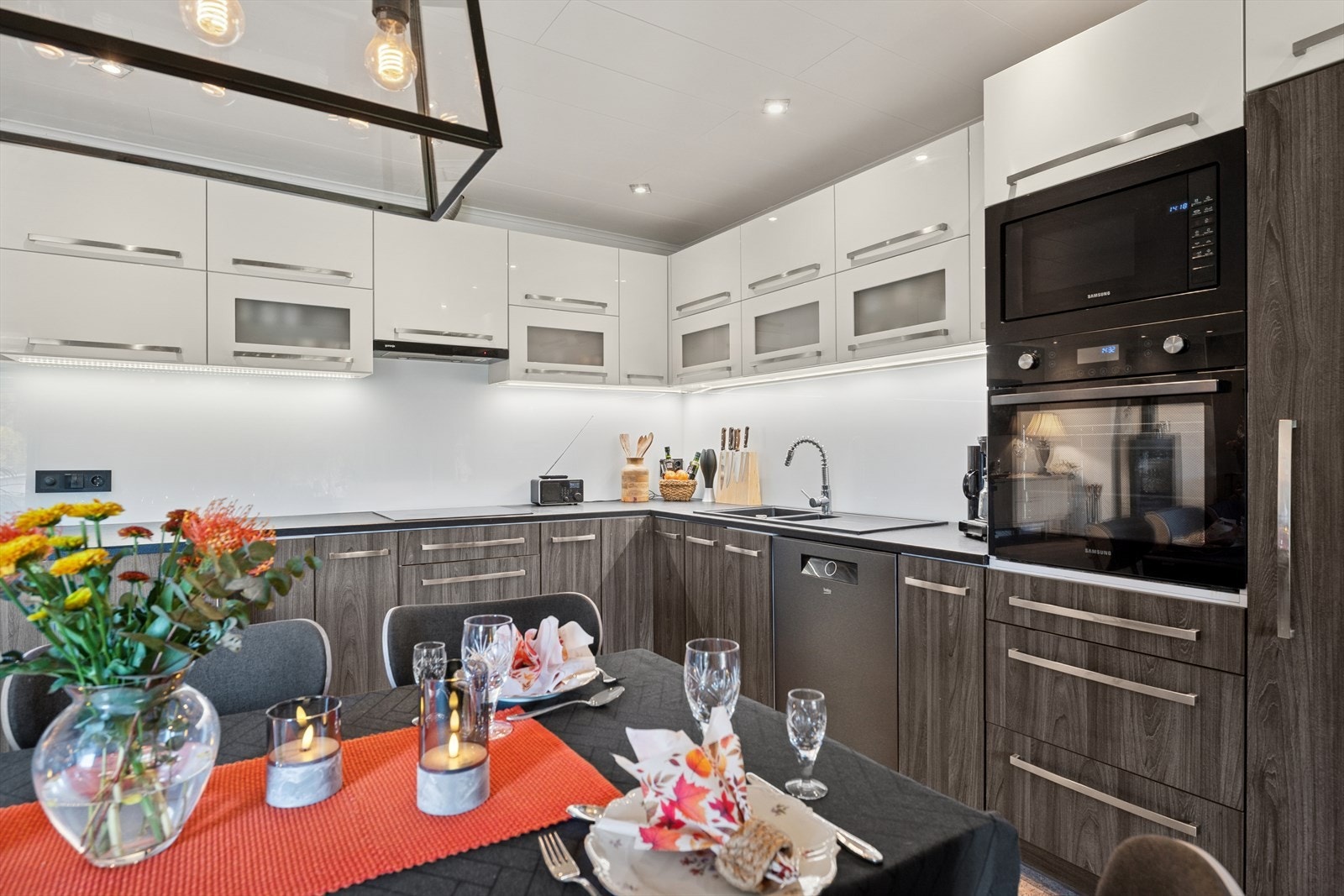 Kjøkken har rikelig med skap og benkeplass. Galleribilde