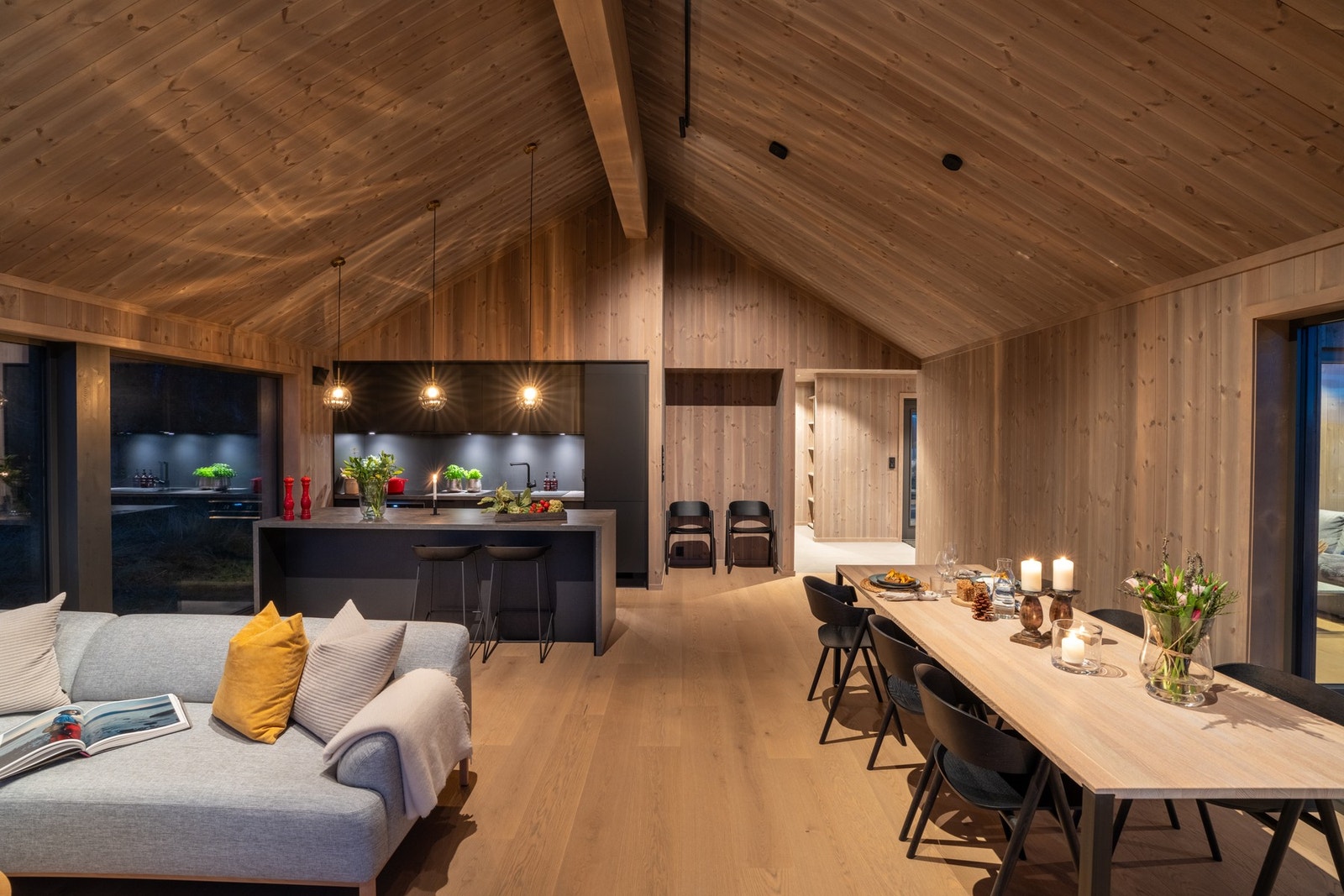 Hytten er gjennomført og stilren Galleribilde