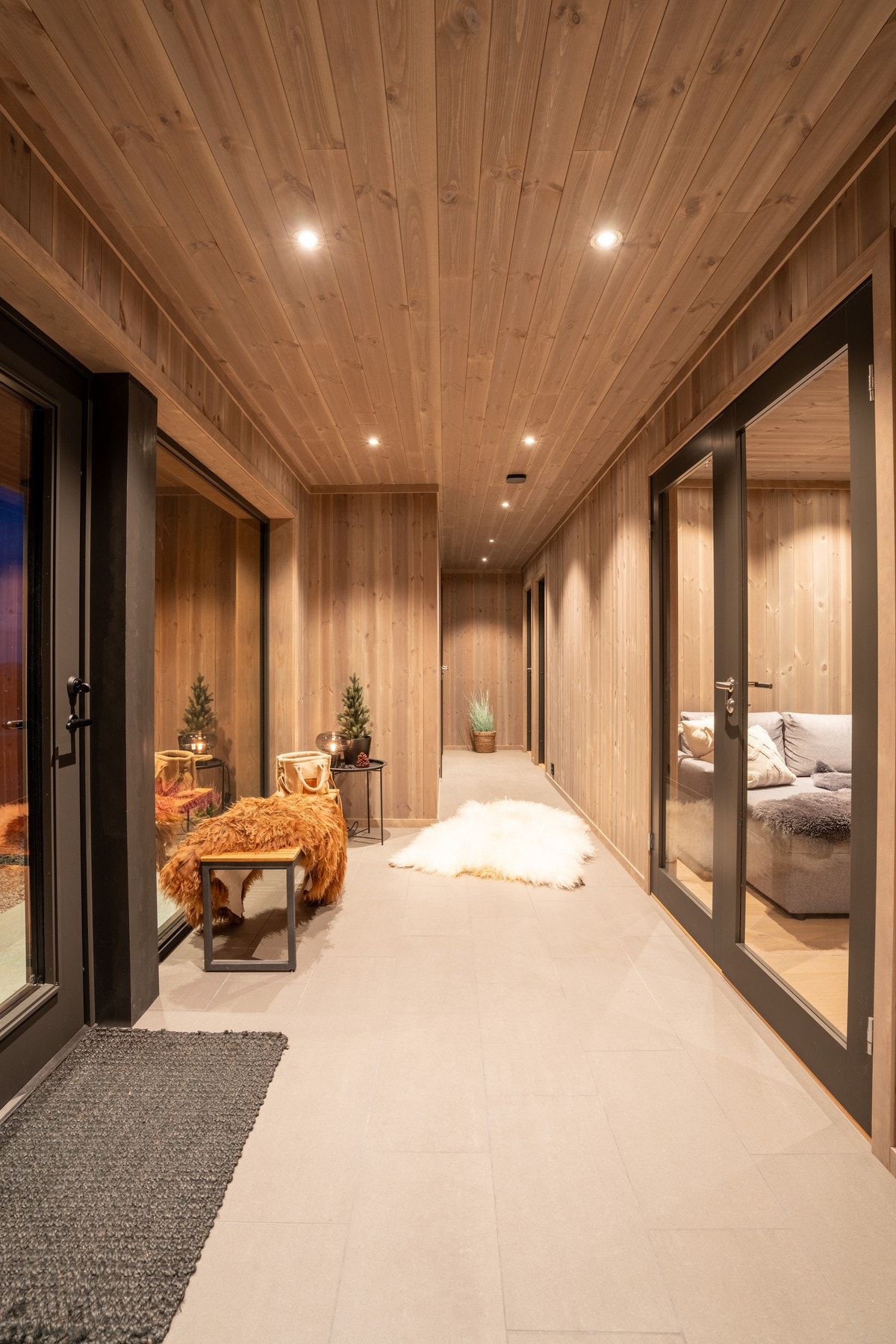 Romslig entré med flislagt gulv Galleribilde