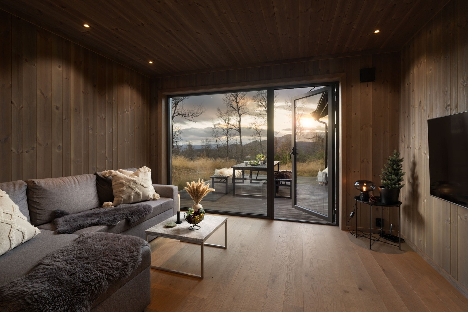 Kryp opp i sofakroken mens favorittserien spilles av Galleribilde