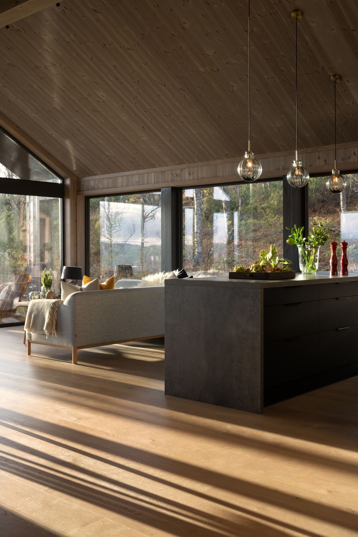 Solstrålene titter inn og gjør det enkelt å drømme seg bort Galleribilde