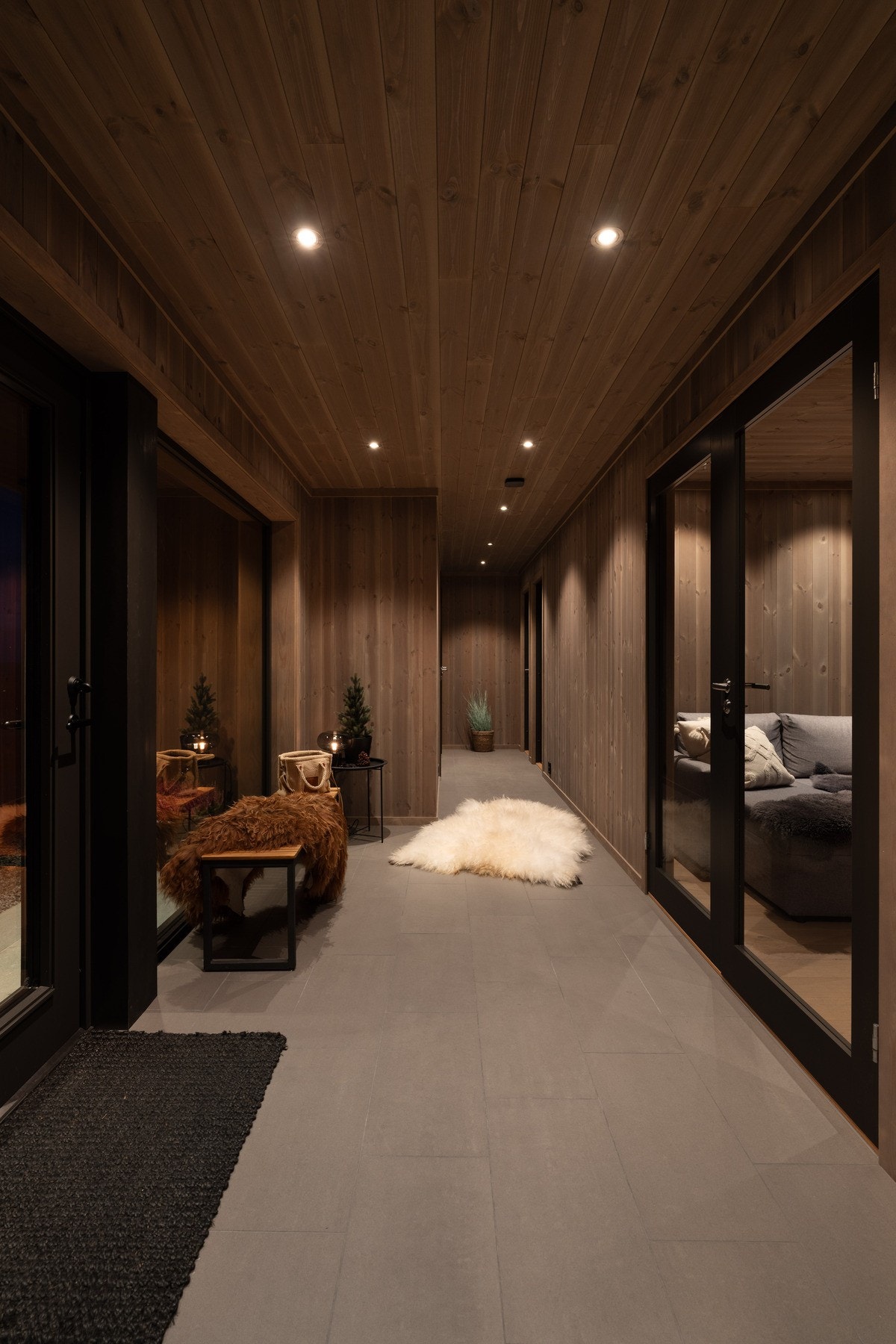 Romslig entré med stilren touch Galleribilde