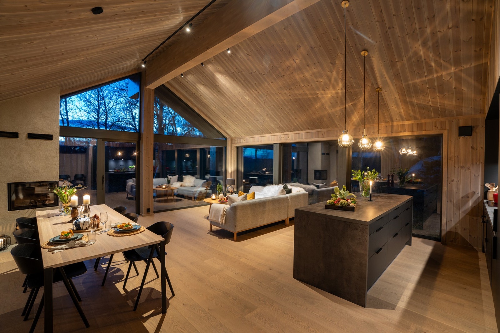 Dekk bordet og inviter til gode måltider i vakre omgivelser Galleribilde