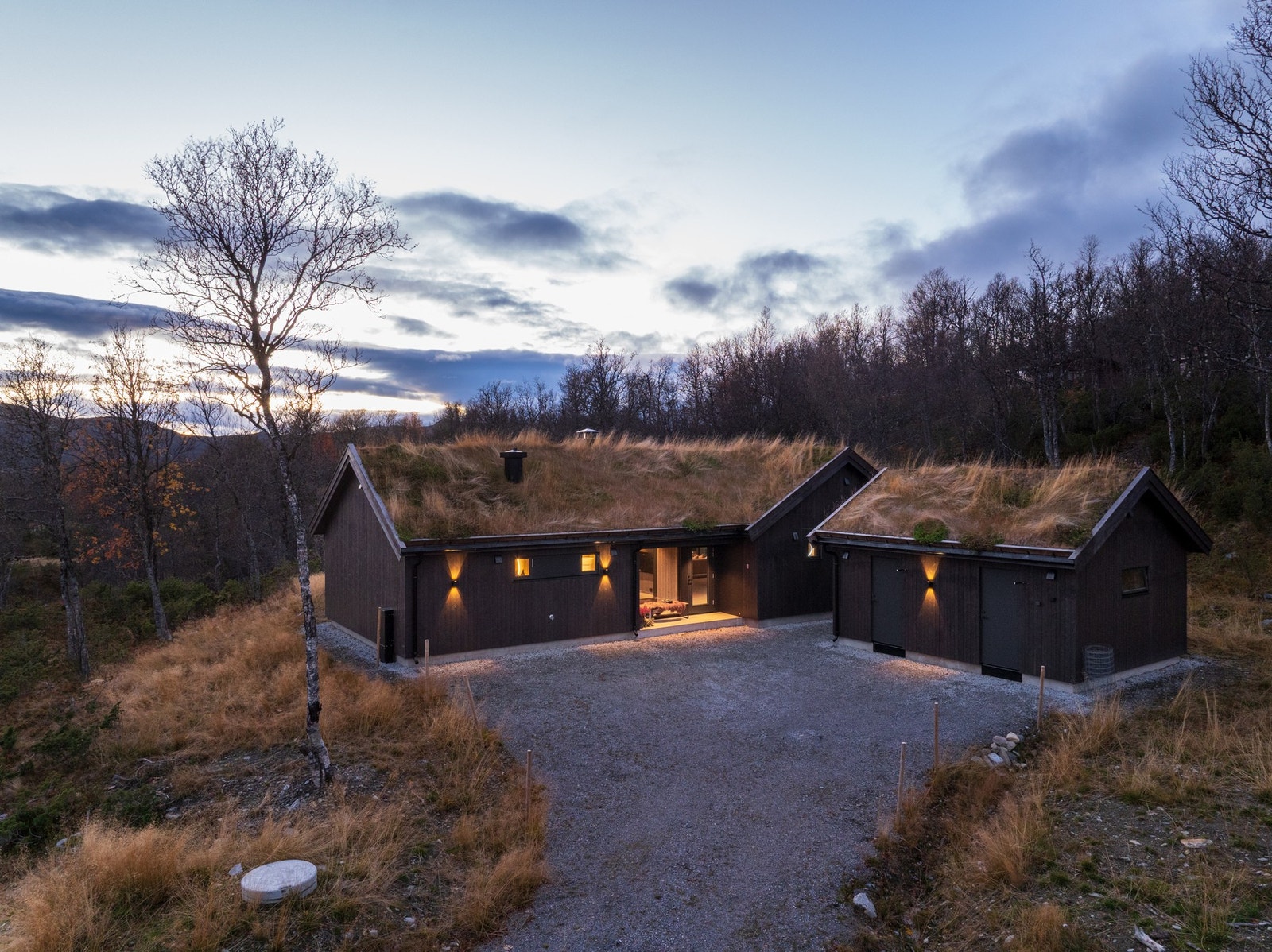 God plass til parkering på utsiden av hytten. Samt flott frittstående uthus med to bodrom Galleribilde