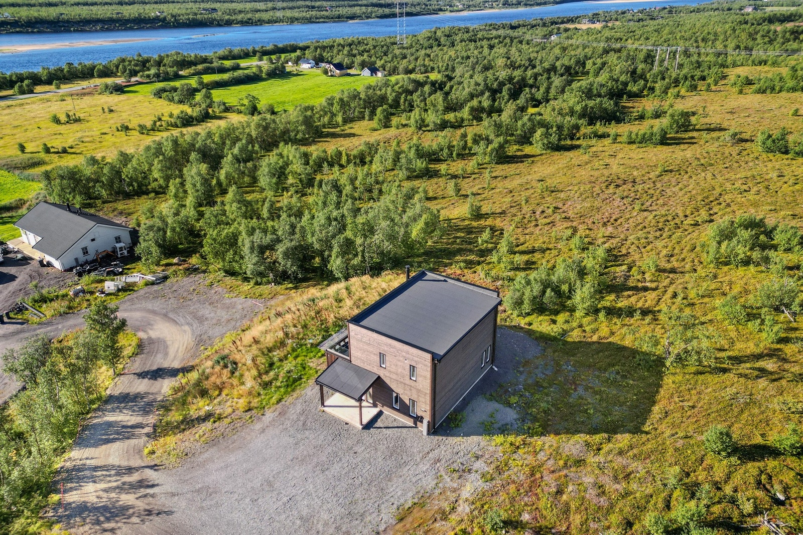 På eiendommen er det gode parkeringsmuligheter for flere kjøretøy Galleribilde