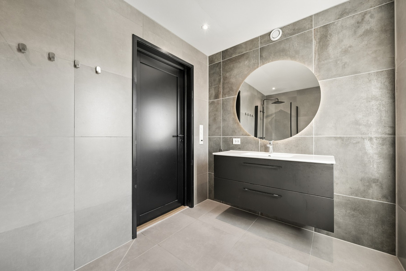 Boligen har 2 flotte bad. Bad hovedplan har en moderne innredning Galleribilde