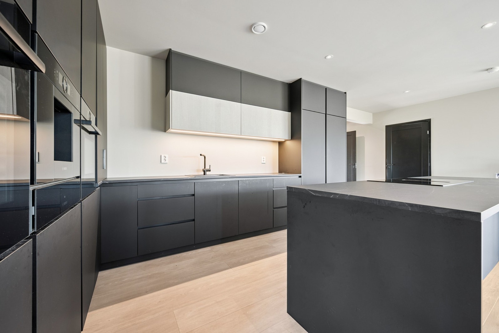 På kjøkkenet har du godt med skap og benkeplass Galleribilde