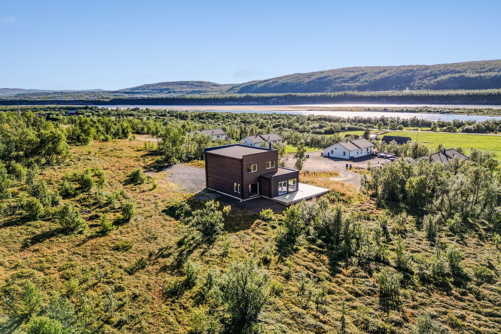 Velkommen til Nordre Bjørkelia 37 - Boligen ligger på en liten høyde og har nydelig utsikt til Tanaelva Galleribilde