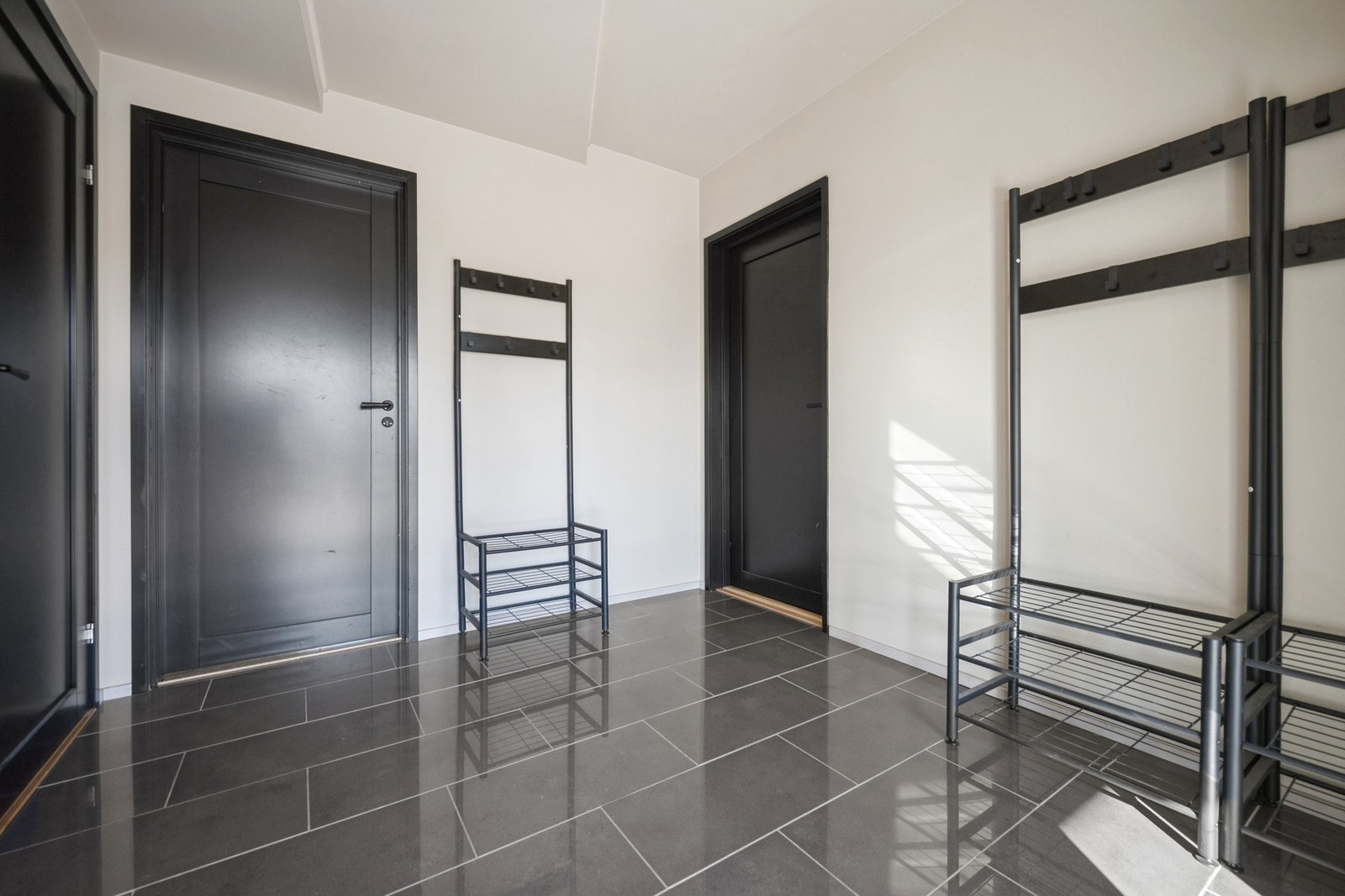 Her er god plass for oppbevaring av klær og sko Galleribilde