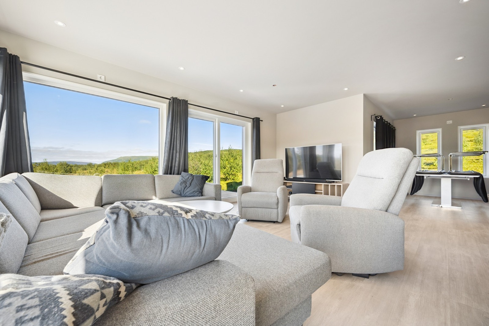 Fra stuen er det utgang til terrasse Galleribilde