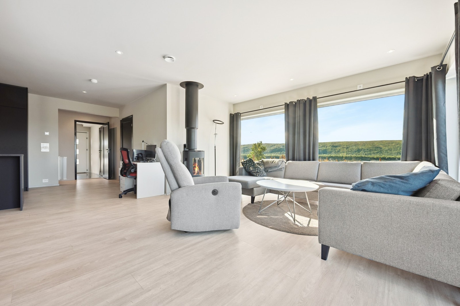 Stuen er holdt i tidløs farge, noe som er gjennomgående i boligen Galleribilde