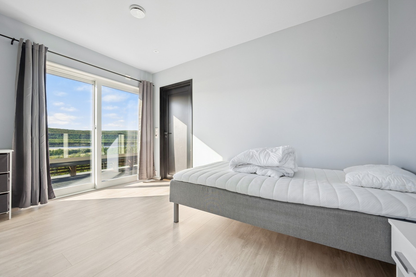 Soverom 2.etg. med utgang til terrasse Galleribilde