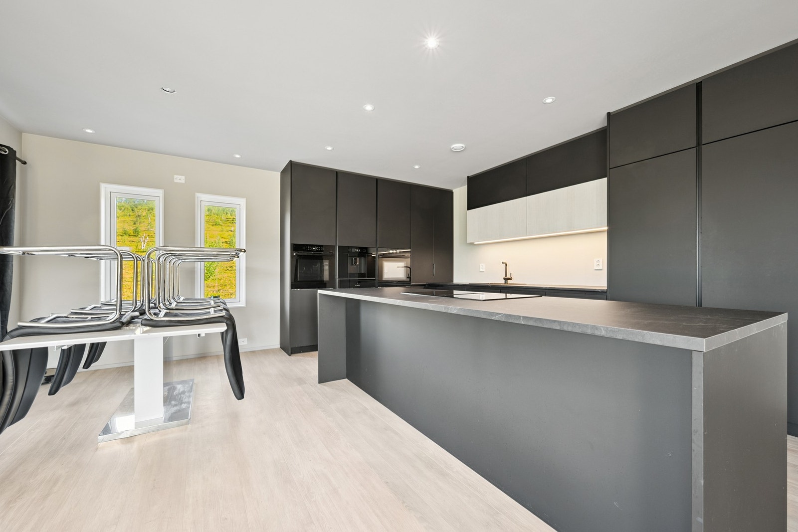 Moderne kjøkkenøy med platetopp og integrert ventilator Galleribilde