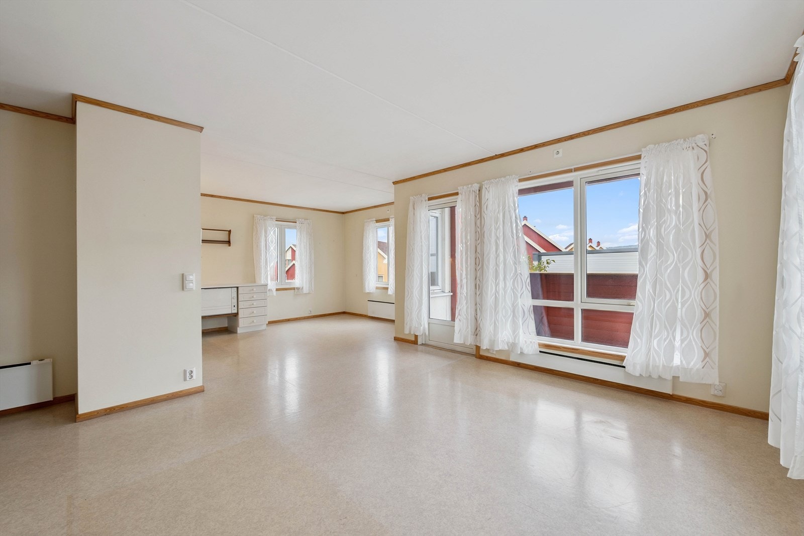 Stue med åpen løsning til kjøkkenet Galleribilde