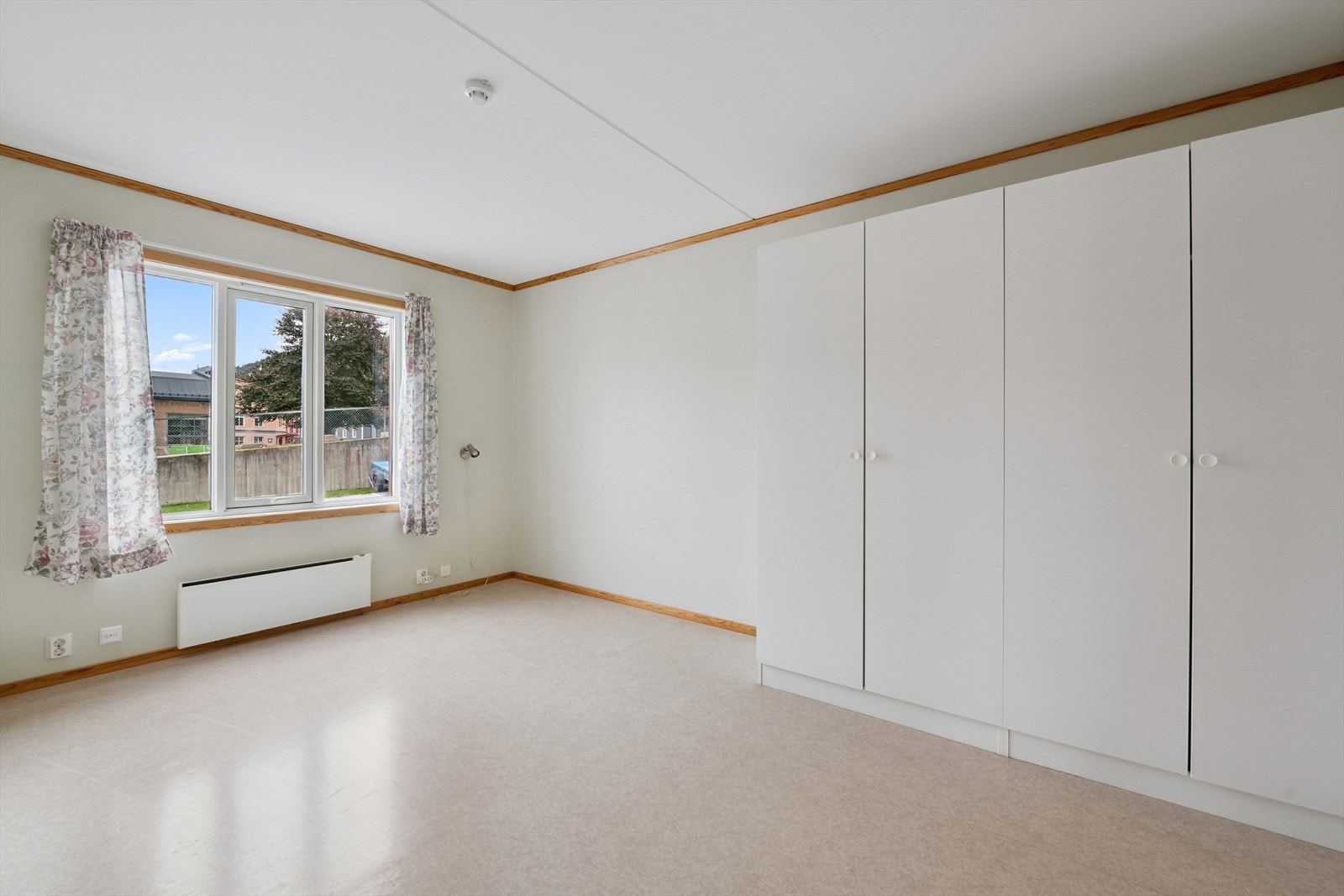 Soverom med skapplass Galleribilde