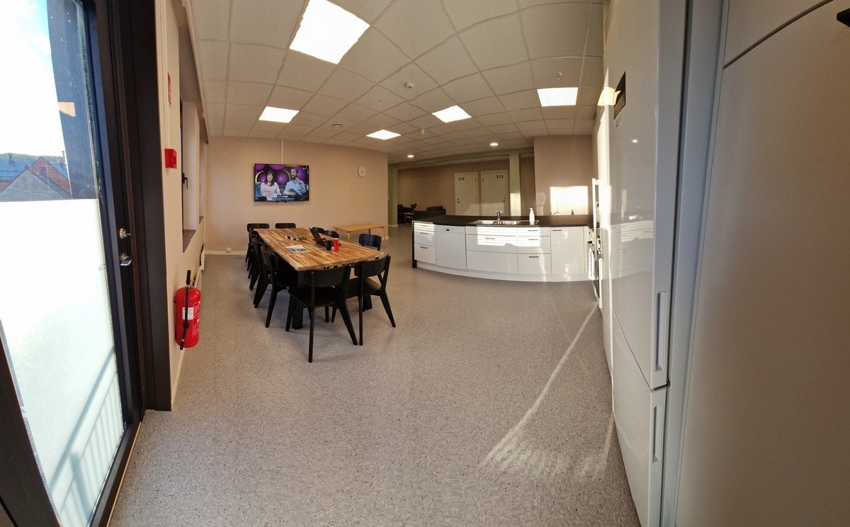 Kjøkken med stort bord Galleribilde