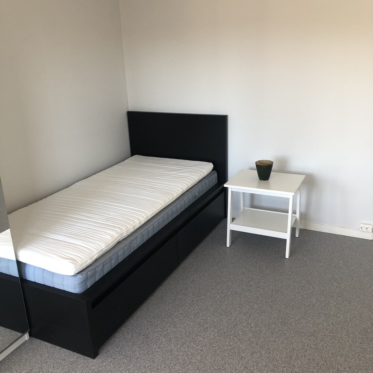 Seng med madrass. Skuffer under. Galleribilde