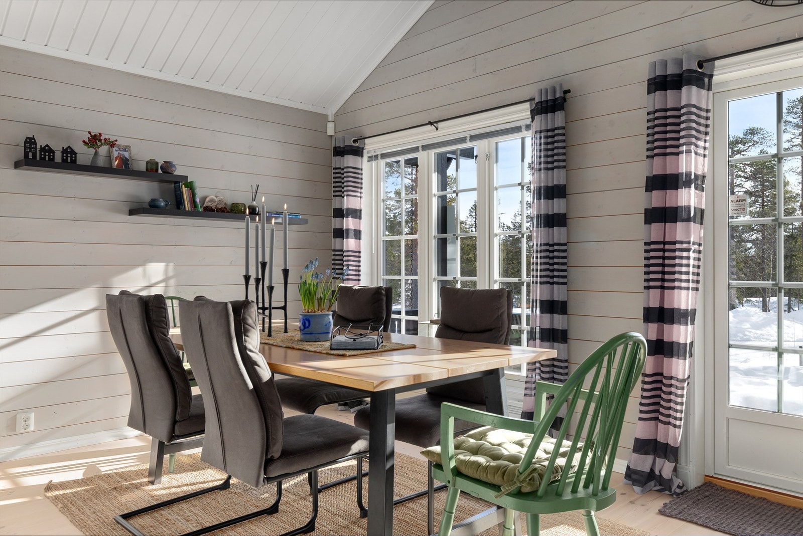 Godt med plass til langbord i spisestuen Galleribilde