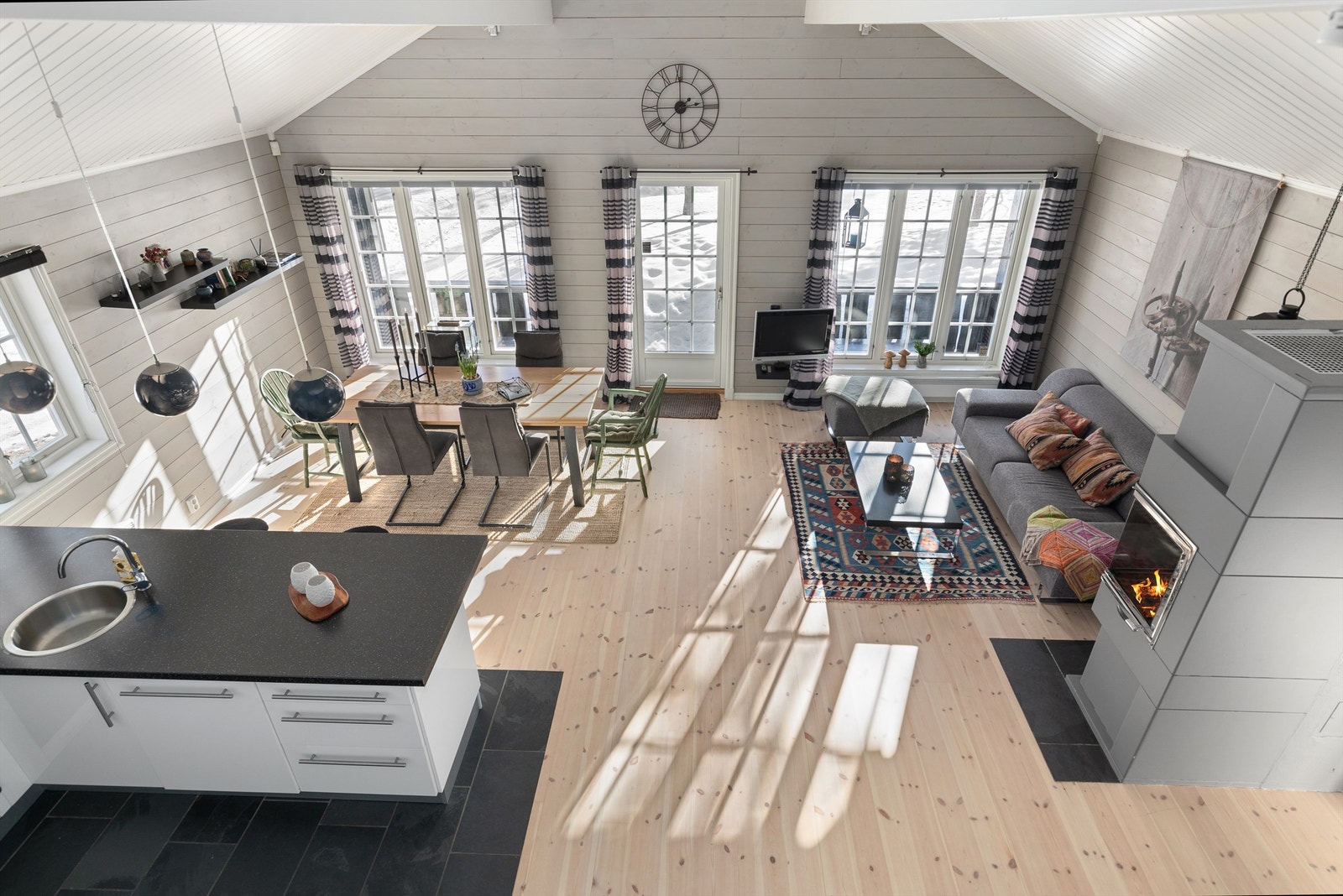 Hytta byr på en åpen løsning mellom kjøkken og stue, med en romslig takhøyde Galleribilde