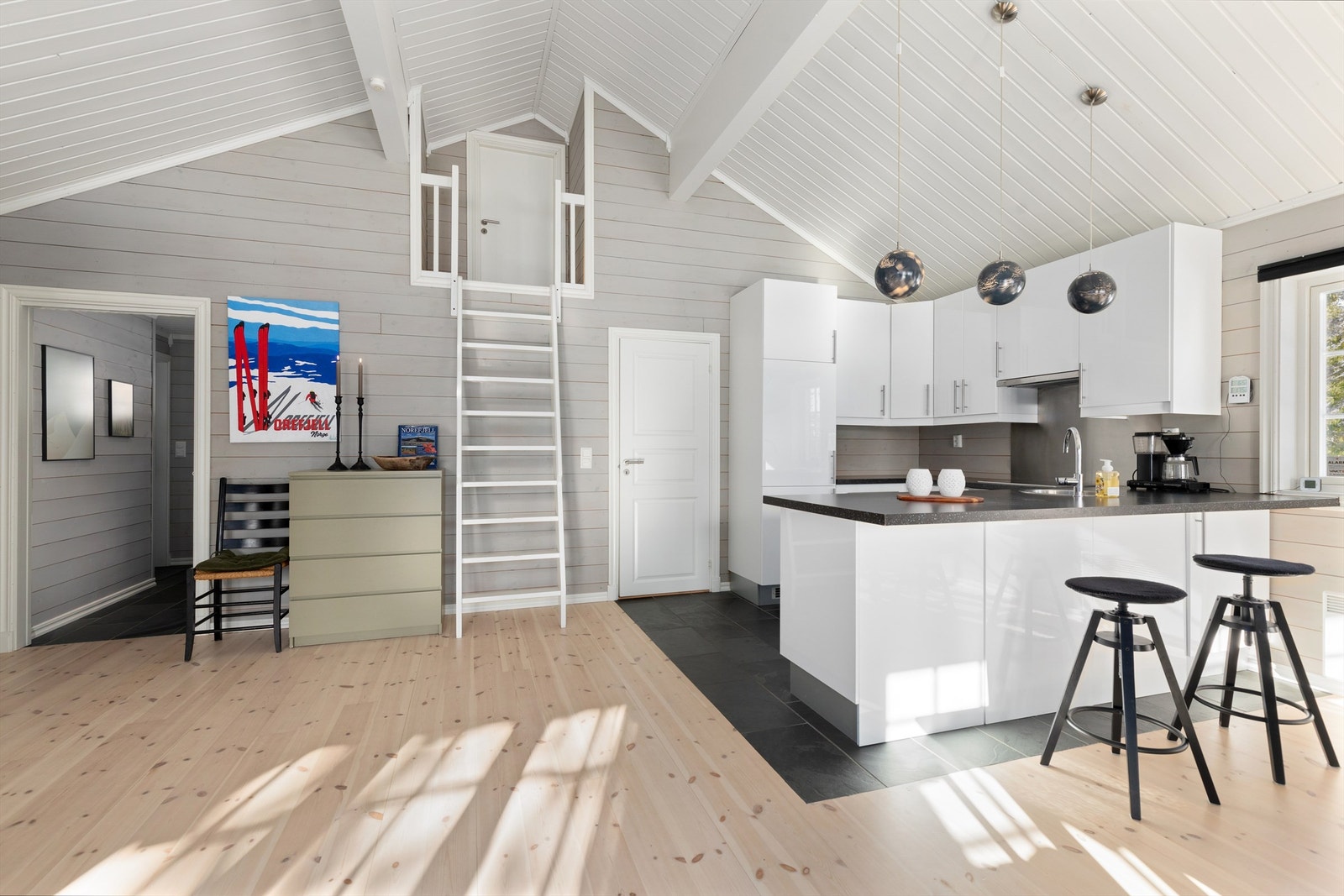 Adkomst til hems. Denne er benyttet til soveplasser. Hems er byggemeldt og godkjent som loft og er ikke godkjent rom til varig opphold Galleribilde