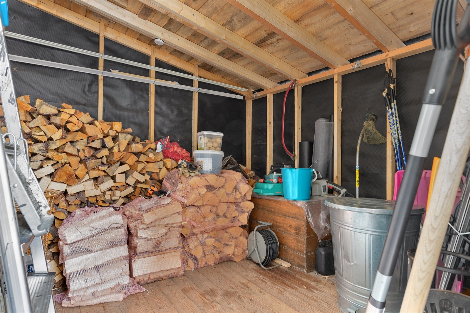 Vedbod. Boden avviker originale byggetegninger og er blitt satt opp i senere tid. Den er ikke byggemeldt og godkjent Galleribilde