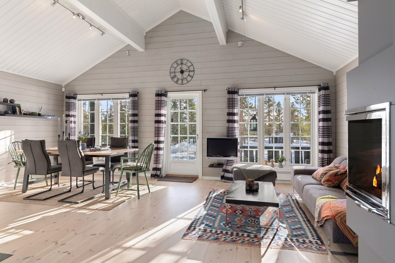 Store vindusflater som slipper inn rikelig med naturlys lys. Utgang til en romslig og solrik terrasse på 26 kvm Galleribilde