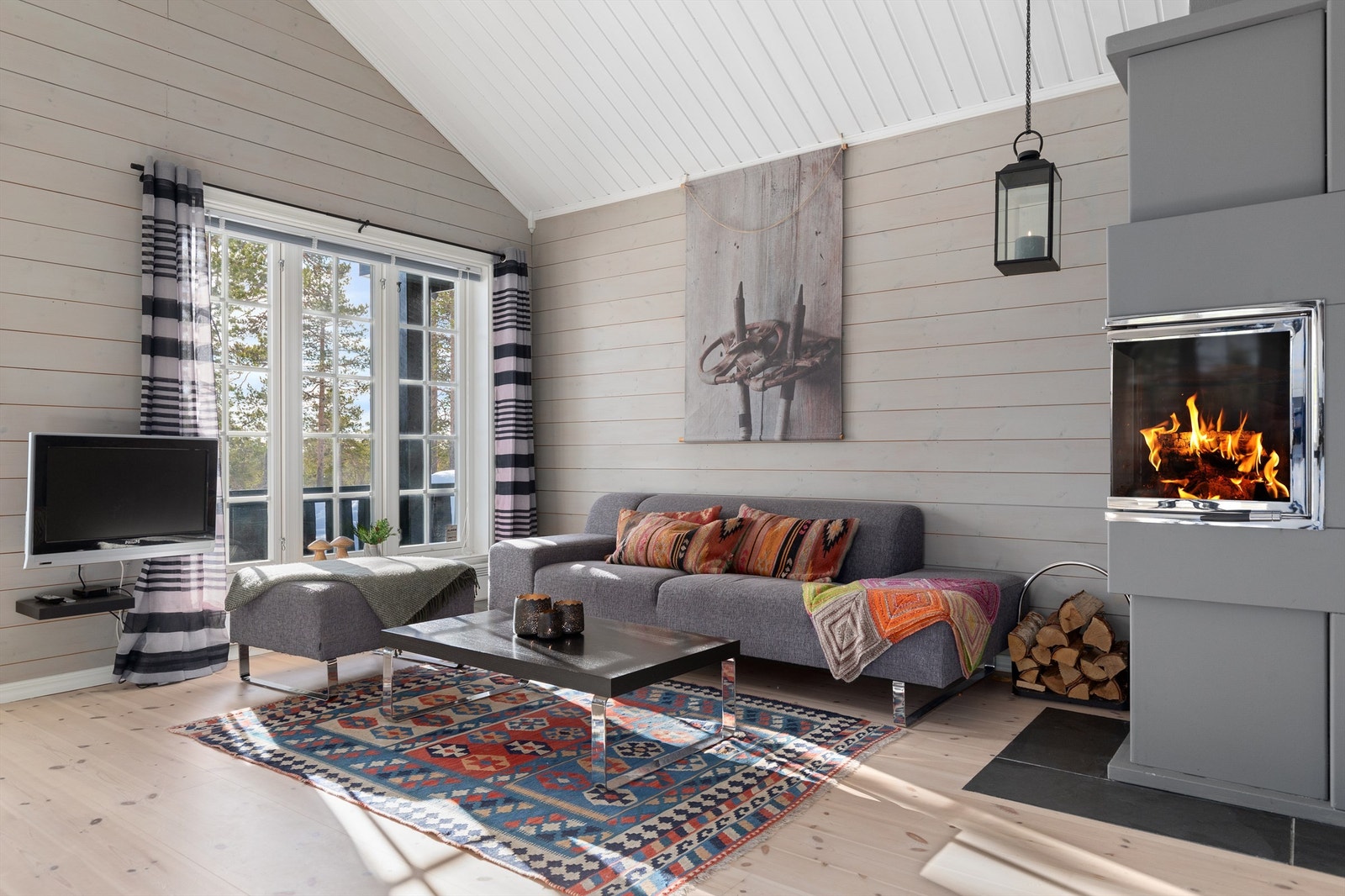 Hovedstuen har god plass til sofaløsning med tilhørende møblementer og tv-seksjon Galleribilde