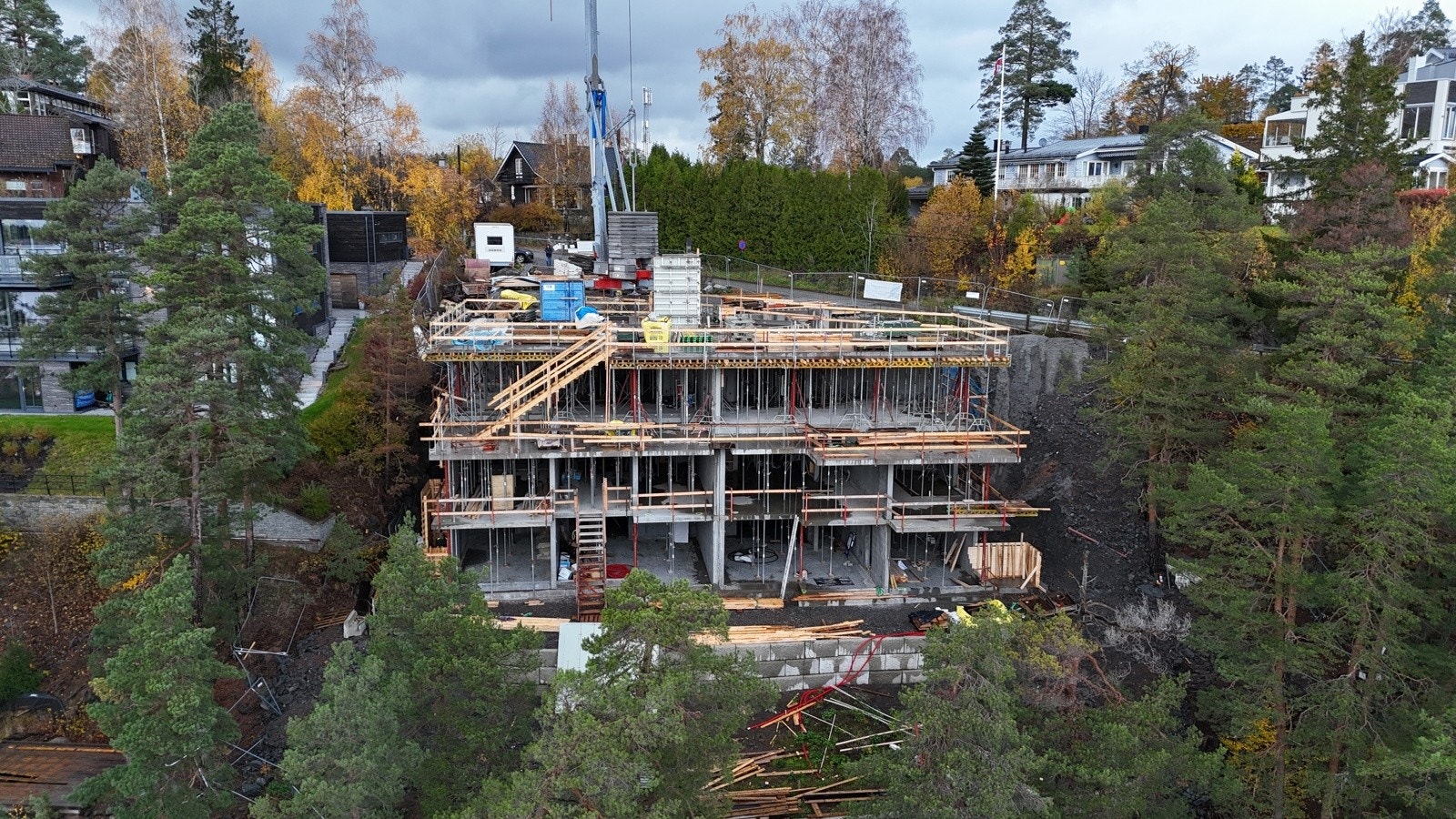 Bygningen er pent integrert i terrenget Galleribilde